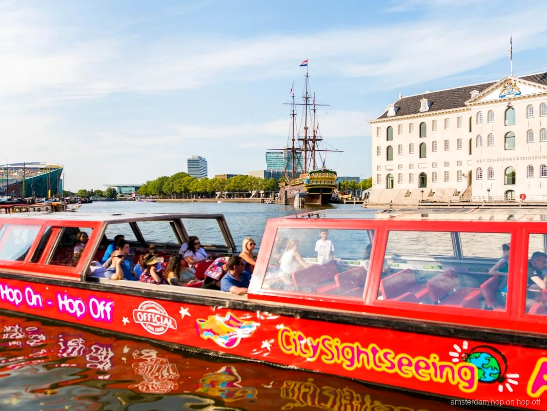 Haltestelle des Amsterdam Hop-On Hop-Off Boots entlang des Grachtengürtels