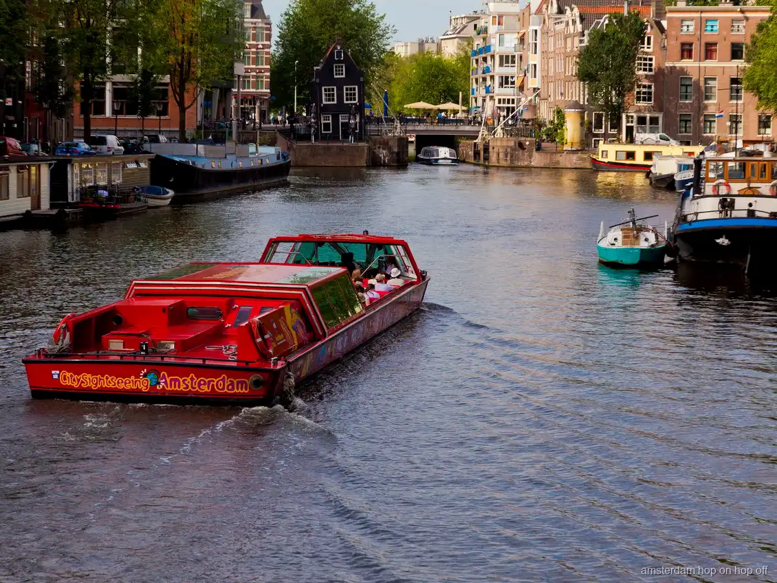 Passagers embarquant sur le billet combiné bus et bateau hop-on hop-off d'Amsterdam