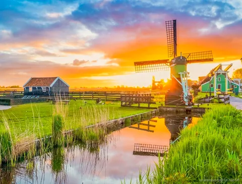 Funktionierende Windmühlen in Zaanse Schans auf der Amsterdamer Tagestour ins Umland